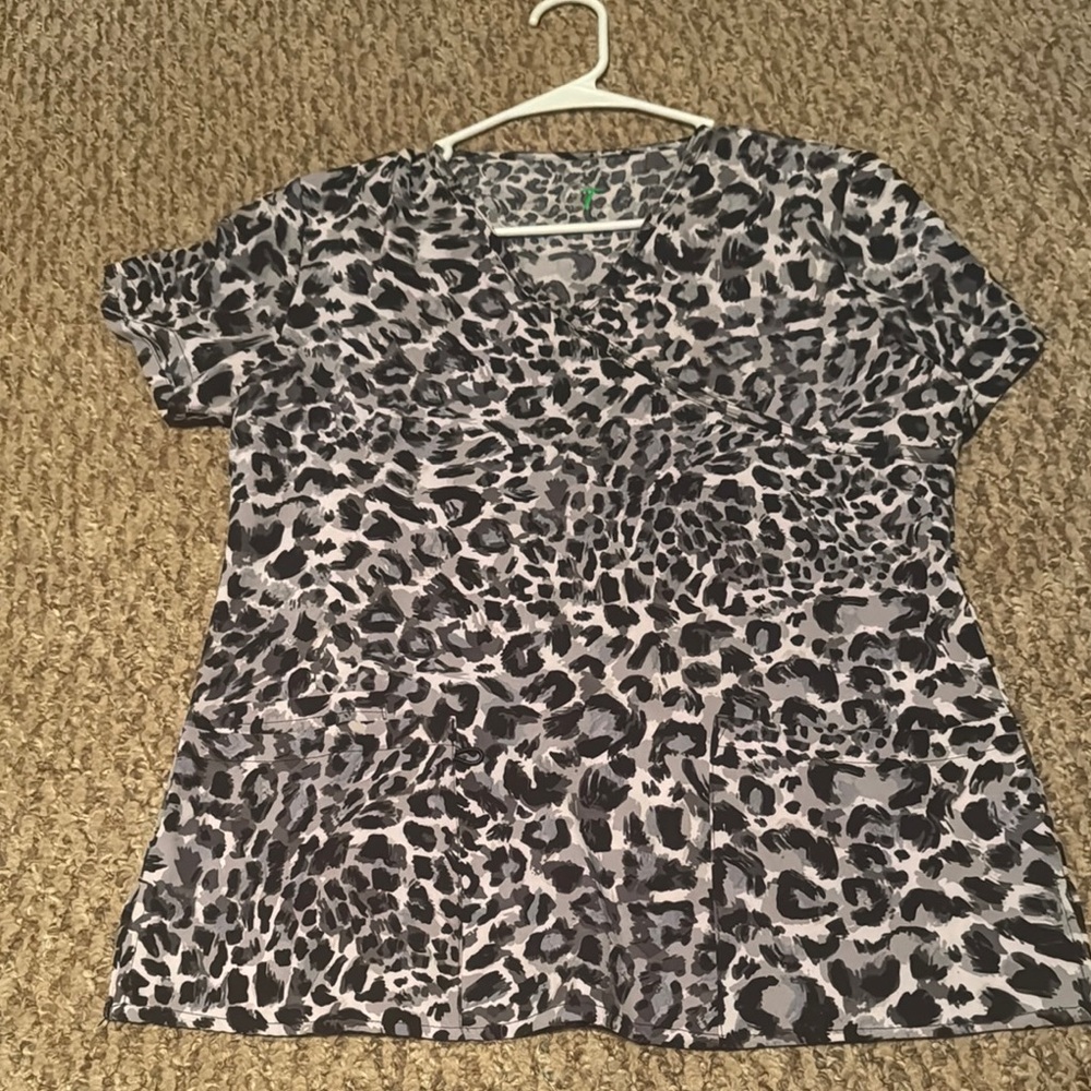 Leopard scrub top NWOT